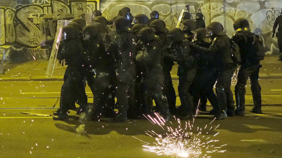 Auch das war Silvester: Angriffe auf die Polizei wie hier in Leipzig. Foto: Sebastian Willnow/dpa