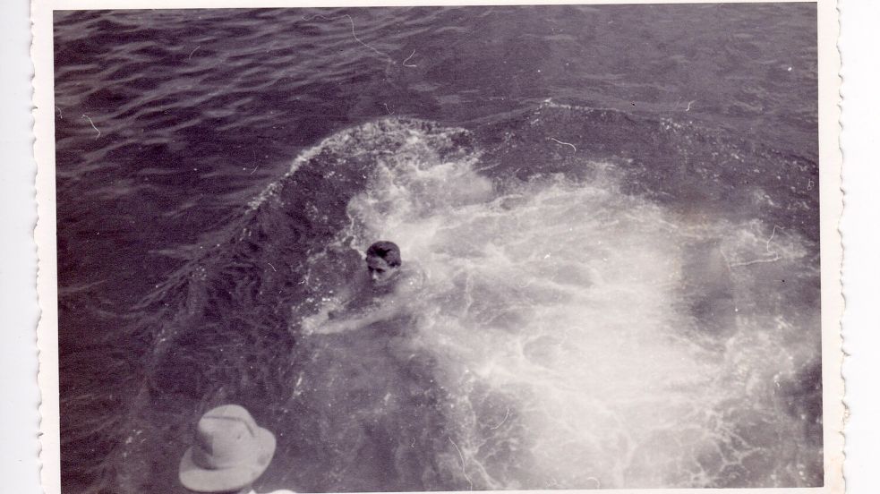 Auch Haiwarnungen hielten den jungen Mann nicht vom Schwimmen ab. Foto: Schmitz