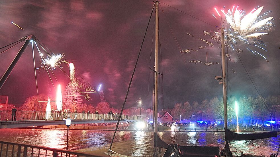 Am Leeraner Hafen gab es zum Jahreswechsel einiges an Feuerwerk. Foto: Bodo Wolters