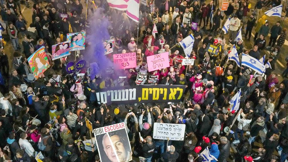 Angehörige der Geiseln fordern unermüdlich ihre Freilassung. (Archivbild) Foto: Ariel Schalit/AP/dpa