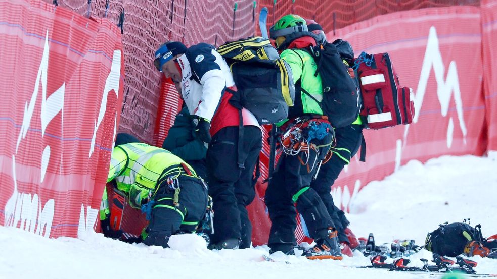 Der Franzose Cyprien Sarrazin musste nach seinem Trainingssturz in Bormio am Kopf operiert werden. Foto: Alessandro Trovati/AP/dpa