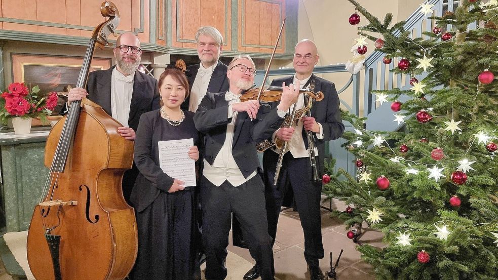 Das Bremer Kaffeehaus-Orchester begeisterte zum achten Mal im ausverkauften „Konzert zwischen den Jahren“ in der Logabirumer Kirche. Foto: Dübbel