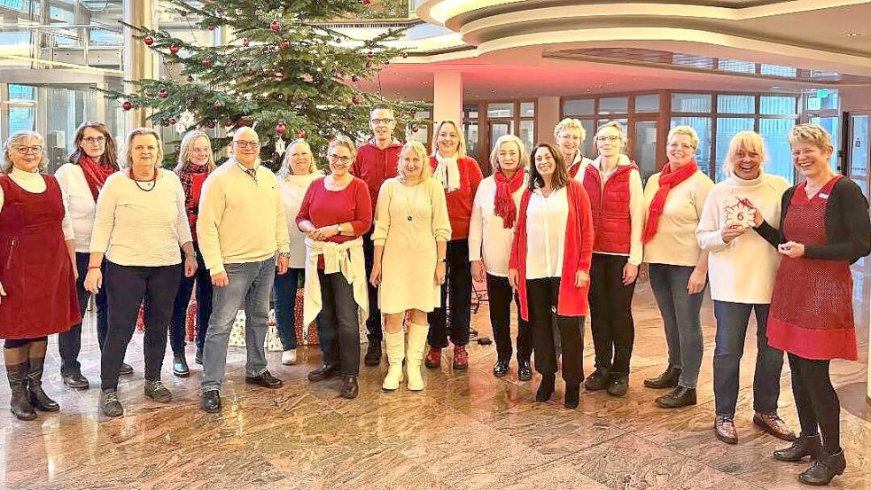 Der Chor „Modern Musical Voices“ gab in der Kundenhalle ein öffentliches Konzert zum Mitsingen. Zur Spendenübergabe versammelten sich (von links): Christiane Heilmann-Beheshty, Maike Pietsch, Barbara Korba-Günther, Sandra Eggen, Klaus-Dieter Oldermann, Silke Steimer, Margit Siemons, Otto Kumstel, Agnes Klaus, Birgit Strauch, Sonnya Hasselbach, Ulla Naumann, Emmy Funk, Janine Schoon, Linda Harms, Chorleiterin Petra Hoffmann und Filialleiterin Martina Schildt.Foto: privat