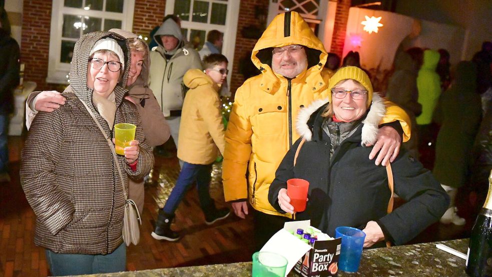 Gute Stimmung herrschte beim Jahreswechsel am Hafen in Greetsiel. Foto: Wagenaar