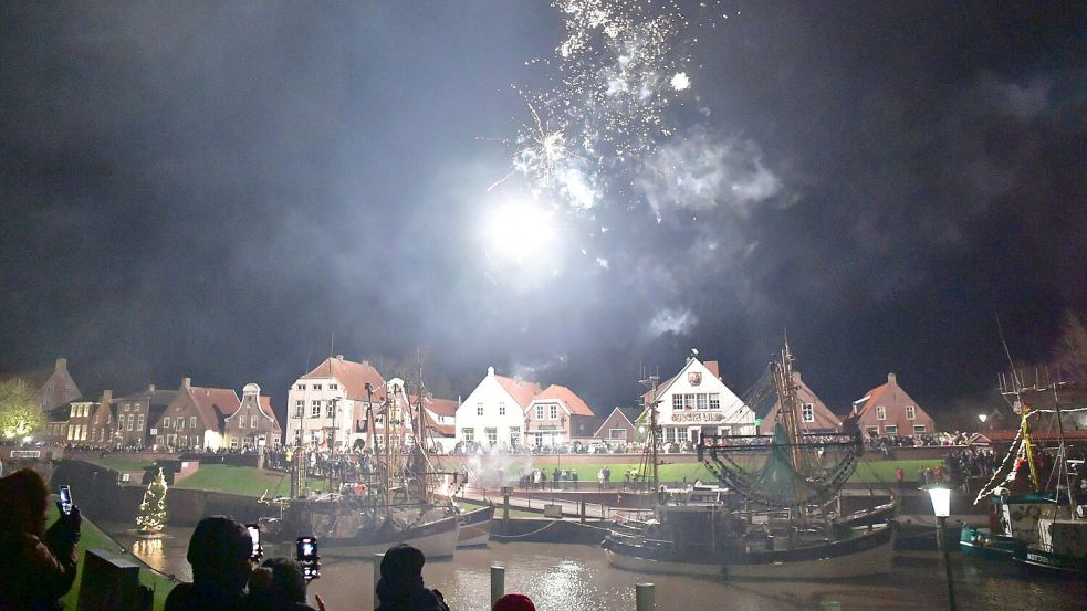 Das neue Jahr wurde auch in Greetsiel mit Feuerwerk begrüßt. Vom Deich aus fotografierten viele das Spektakel über den Kuttern. Foto: Wagenaar