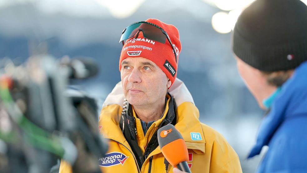 Wirkt teilweise genervt: Bundestrainer Stefan Horngacher. Foto: Daniel Karmann/dpa