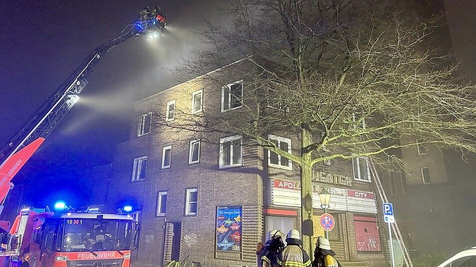 Innerhalb kürzester Zeit hatte die Feuerwehr am Freitag nach Weihnachten das Feuer im alten Apollo-Kino gelöscht und untersuchte danach noch mit Wärmebildkameras, ob Glutnester ins Dach gewandert waren. Foto: Hanssen/Archiv