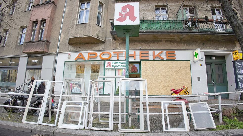 Diese Apotheke wurde teils zerstört. Foto: Joerg Carstensen/dpa