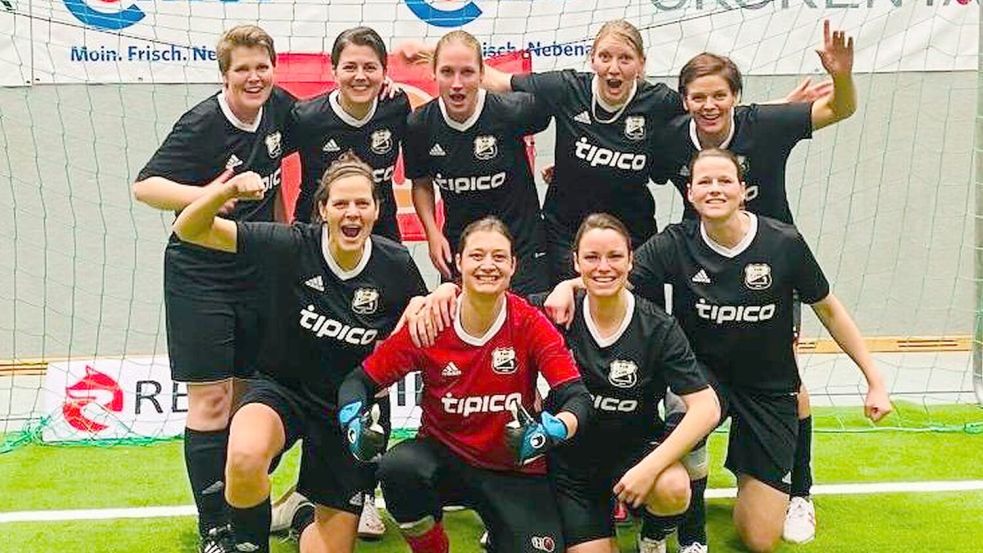 Die Mannschaft des TuS Schwanenhals wird gebildet von (von oben links) Amke Holzgräve, Wiebke Einnolf, Birgit Müller, Mirjam Wagener, Melanie Reck, (unten von links) Rena Rieken, Carina Schoone, Kathrin Brouwer, und Andra Meinen. Fotos: Privat/Doden, Emden