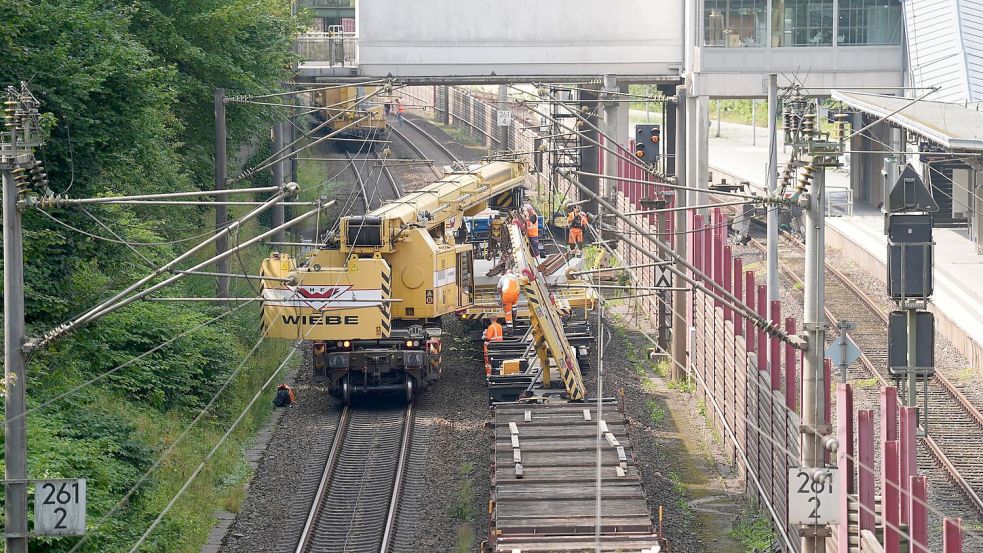 Bereits im vergangenen Jahr wurde an der Bahnstrecke zwischen Berlin und Hamburg gebaut. (Archivbild) Foto: Marcus Brandt/dpa