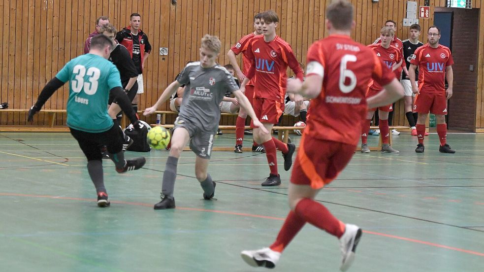 Der SV Holtland/Brinkum und der SV Stern Schwerinsdorf (rote Trikots) zogen beide in die Zwischenrunde ein. Fotos: Damm