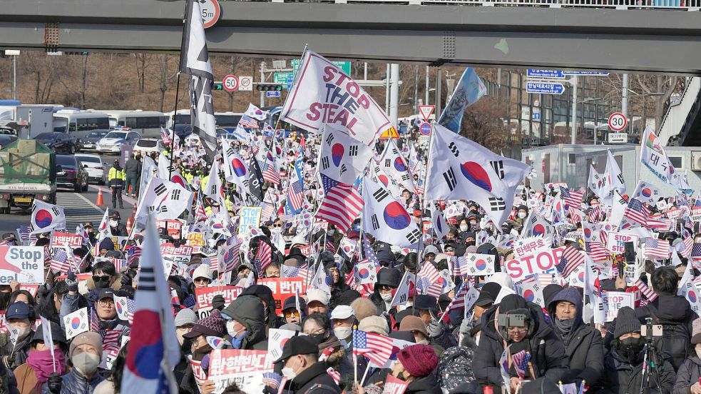 Tausende Anhänger Yoons demonstrierten seit dem Neujahrstag gegen den Festnahme-Befehl. Foto: Lee Jin-man/AP/dpa