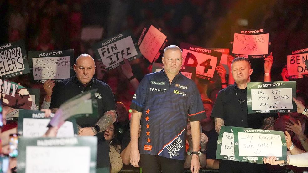 Verließ den Ally Pally schwer geschlagen: Ex-Weltmeister Raymond van Barneveld. Foto: Zac Goodwin/PA Wire/dpa