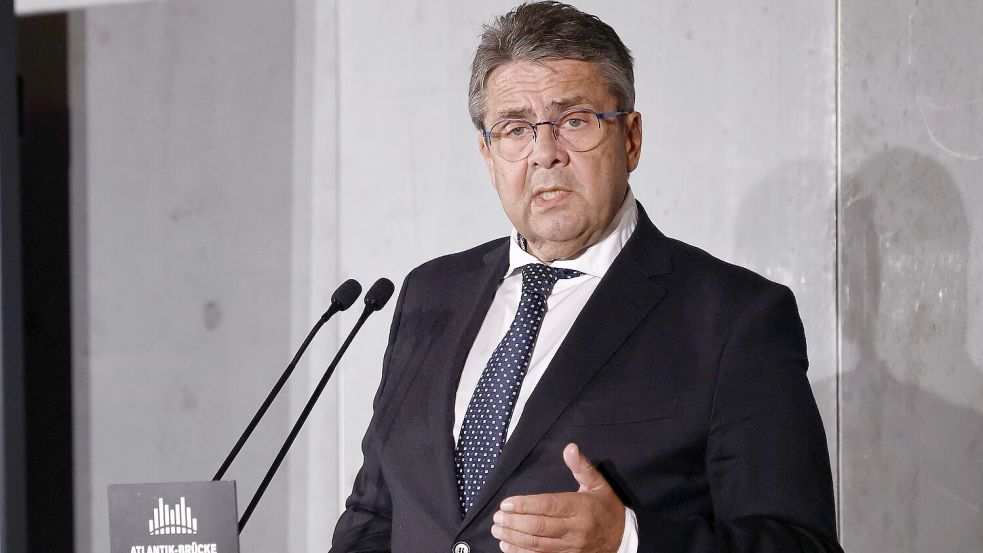 Sigmar Gabriel kommt am 7. Januar 2025 nach Emden. Foto: Koall/dpa