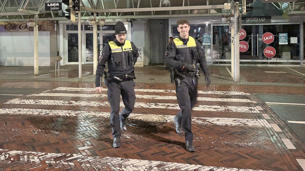 In der Silvesternacht durften wir die Polizei begleiten und mit Polizeikommissar Lukas Berghaus (rechts) und Polizeikommissar-Anwärter Dominik Herold zu Einsätzen fahren. Fotos: Hanssen