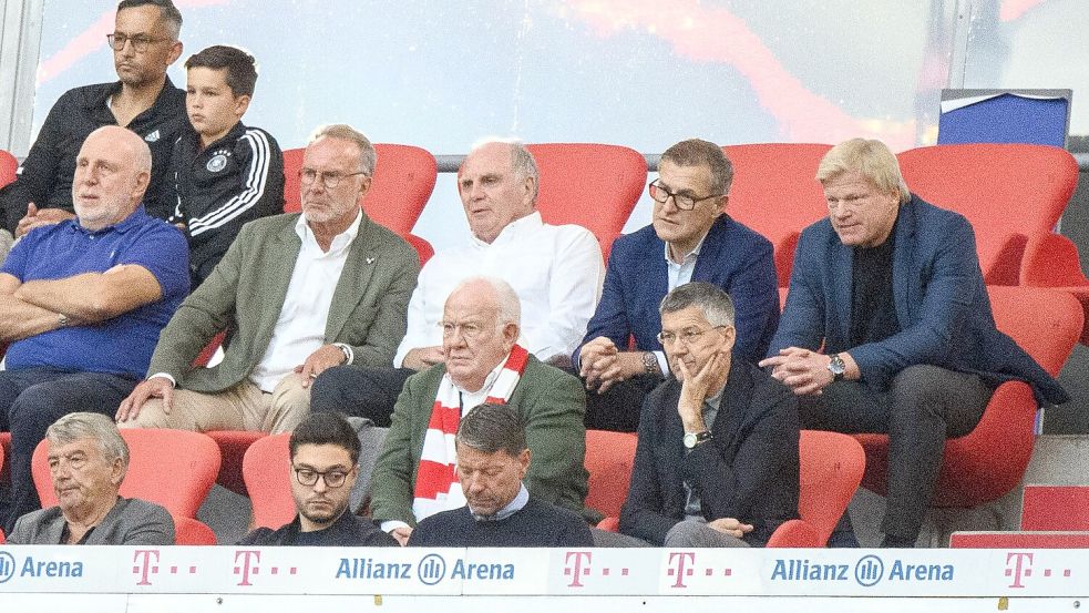 Damals noch gemeinsam auf der Tribüne: Uli Hoeneß (3.v.l.) und Oliver Kahn (r). Foto: Matthias Balk/dpa