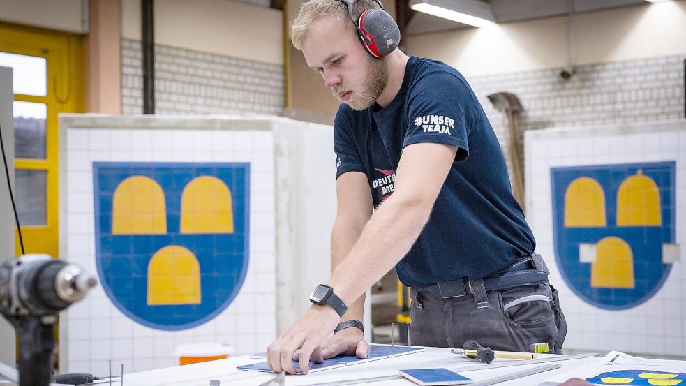 Timm Eisenhauer am Vorbereitungstisch bei der Deutschen Meisterschaft im Bauhandwerk in Bühl. Foto: C. Pflug/L. Benn