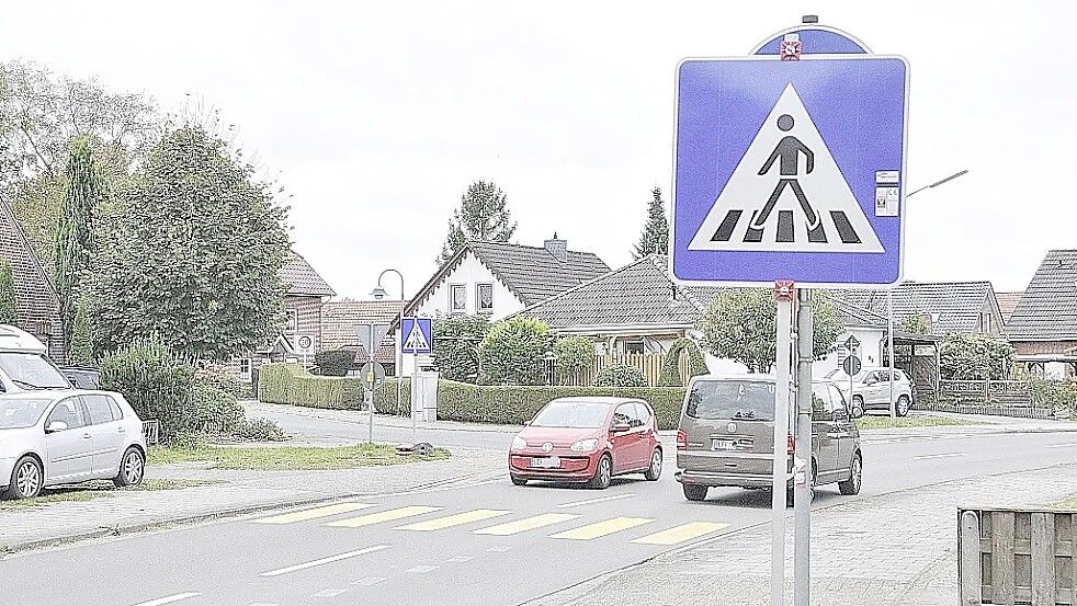 Die provisorischen gelben Zebrastreifen auf der Katzenburger Straße und der Graf-Edzard-Straße in Weener wurden inzwischen zwar entfernt, die Polik möchte aber, dass die Querungshilfen dort dauerhaft eingerichtet werden. Foto: Wolters/Archiv