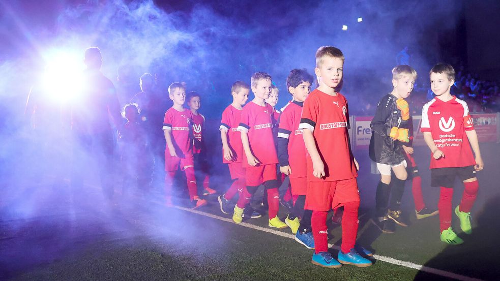 Vor den Finalspielen laufen die Teams bei Nebel und Lichteffekten ein. Besonders für die kleinen Kicker ist das ein Highlight. Archivfoto: Doden, Emden