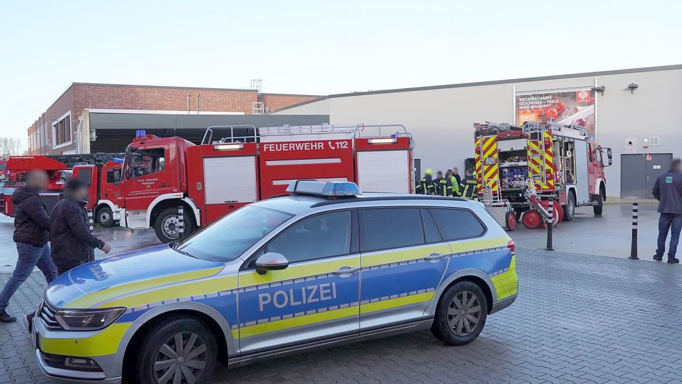 Feuerwehr und Polizei sind am frühen Freitagnachmittag zum Ems-Center in Papenburg ausgerückt. Foto: Gerd Schade