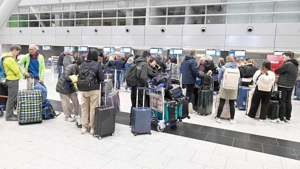 Für viele Passagiere wurde die Grenzkontrolle an den deutschen Flughäfen wegen einer IT-Störung zur Nervenprobe. Foto: Roberto Pfeil/dpa