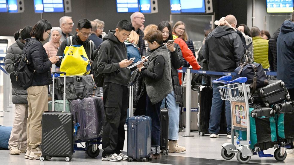 Ein IT-Ausfall der automatischen Grenzkontroll-Systeme hat an den deutschen Flughäfen zu stundenlangen Problemen geführt. Foto: Roberto Pfeil/dpa