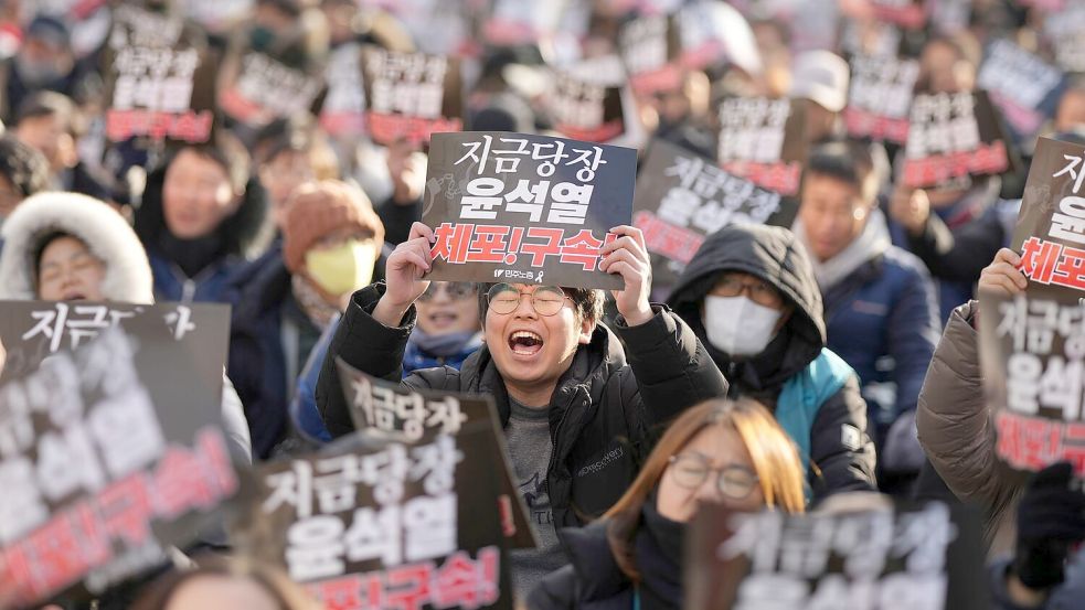 Gegner und Anhänger Yoons demonstrieren seit Tagen auf den Straßen. Foto: Lee Jin-man/AP/dpa