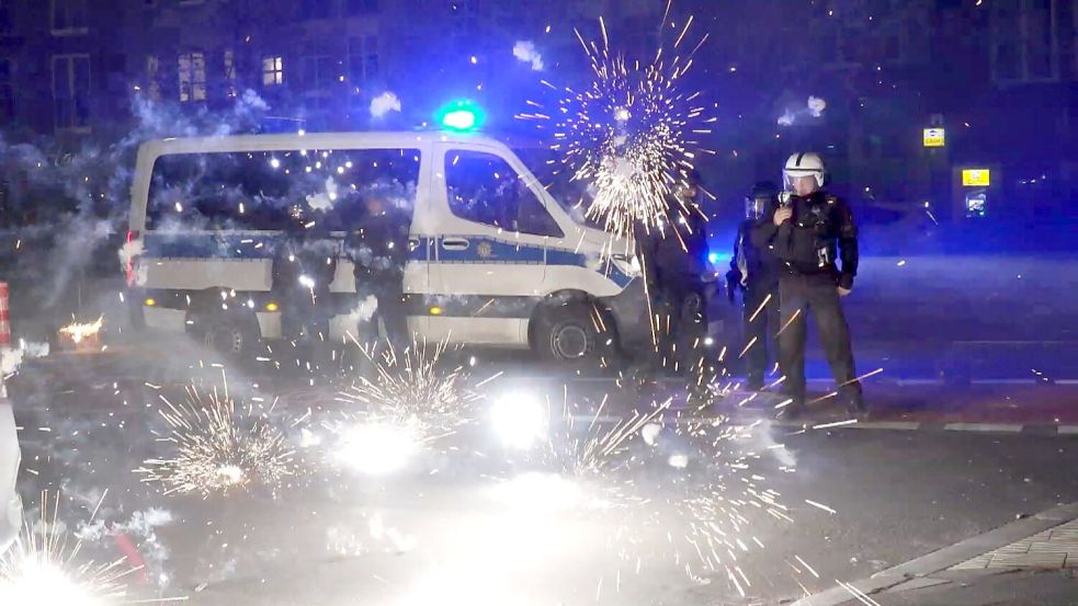 Nach der Silvesternacht mit vielen Böllerschäden und Gewalt werden Rufe nach Konsequenzen lauter. (Archivbild) Foto: Julius-Christian Schreiner/TNN/dpa