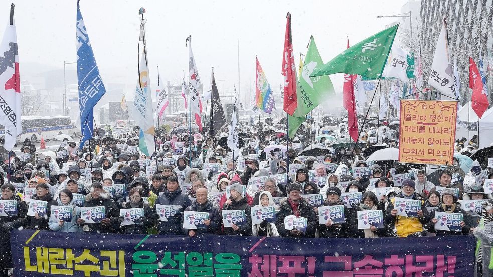 Seit Tagen gehen Gegner und Unterstützer Yoons immer wieder auf die Straße. Foto: Ahn Young-joon/AP/dpa