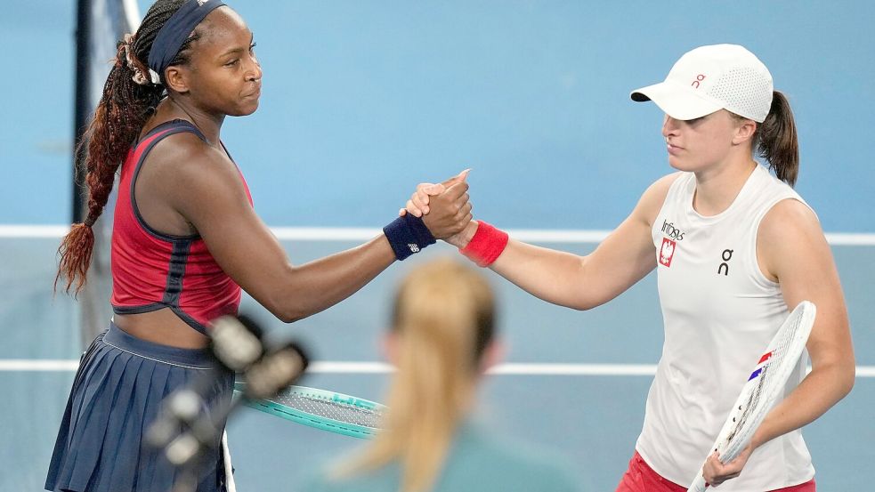 Iga Swiatek (r) gratuliert Coco Gauff (l) - das US-Team sichert sich den Titel im United Cup. Foto: Rick Rycroft/AP/dpa