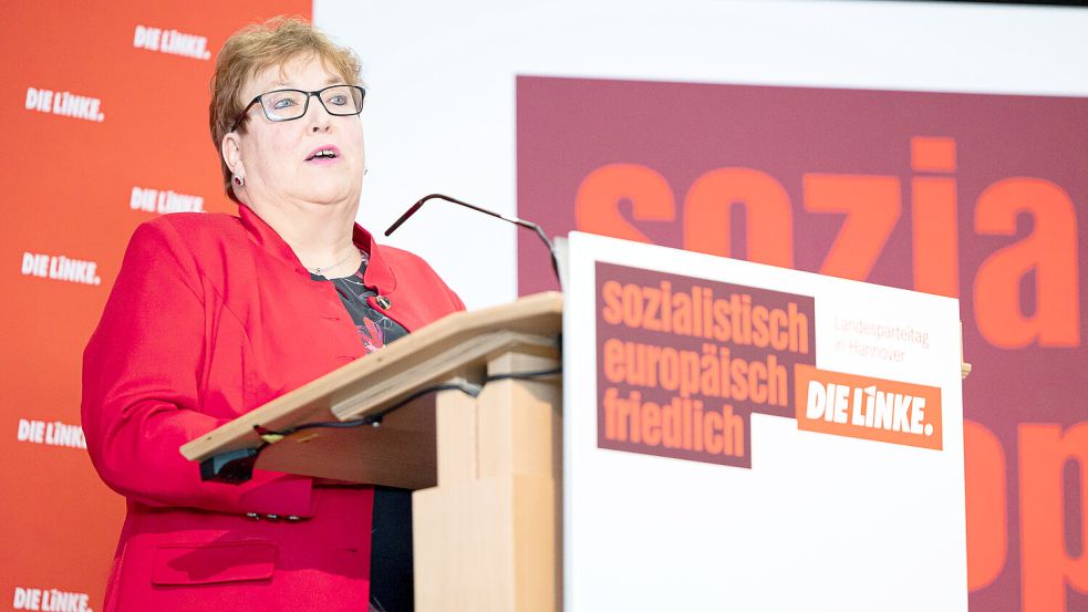 Franziska Junker spricht im März 2023 während ihrer Vorstellungsrede für die Wahl zur neuen Landesvorsitzenden auf dem Landesparteitag in Hannover. Nun hat sie die Partei verlassen. Foto: Matthey/DPA