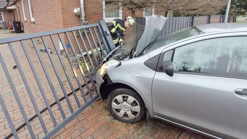 Der Rhauderfehner fuhr mit seinem Wagen gegen einen Zaun, der leicht beschädigt wurde. Foto: Feuerwehr