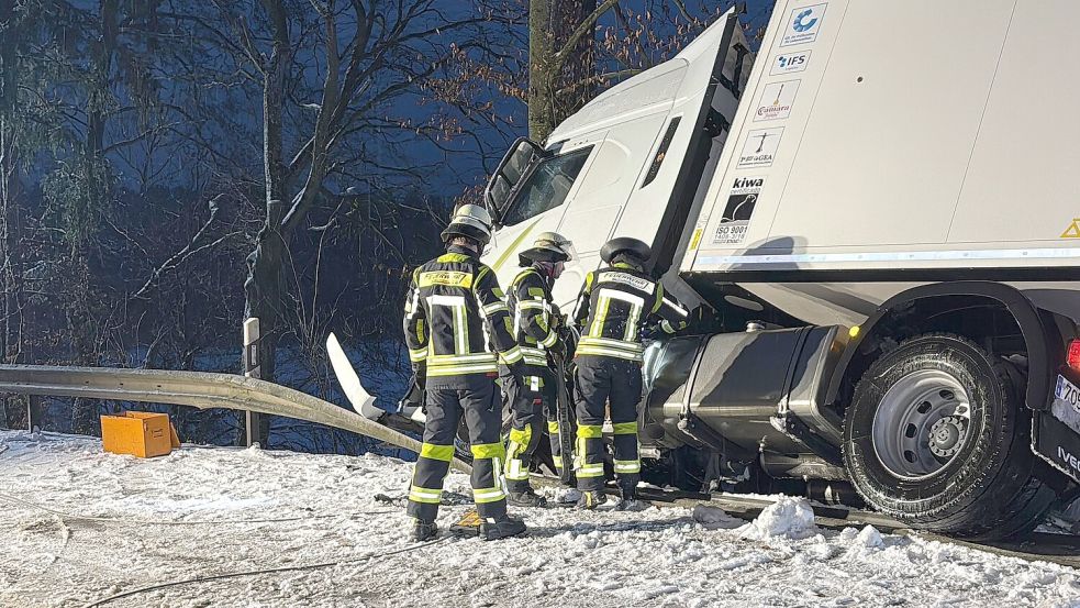 Ein Lkw kam im bayerischen Aiglsbach auf vereister Straße von der Fahrbahn ab. Foto: Schmelzer/vifogra/dpa