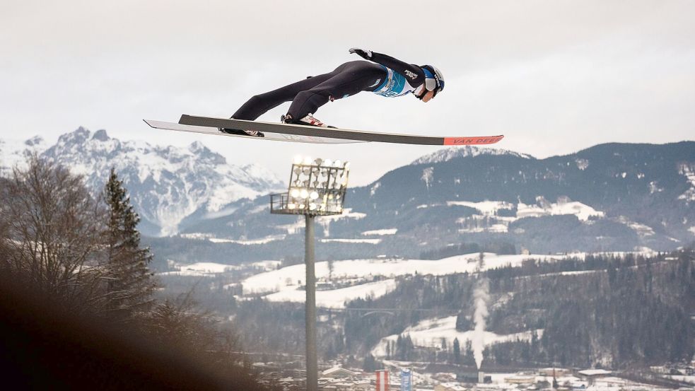 Andreas Wellinger ist in der Qualifikation der beste deutsche Springer. Foto: Georg Hochmuth/APA/dpa