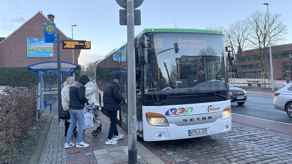 Seit dem 1. Januar 2025 gilt der neue Busfahrplan, der fast vier Jahre in der Mache war. Auch neu: Mit dem Busverkehr ist das Unternehmen Edzards Reisen aus Esens im Landkreis Wittmund beauftragt. Fotos: Hanssen