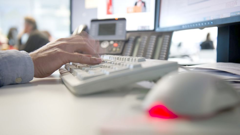 Viele Menschen in Deutschland geben auf der Arbeit nicht ihr Bestes, wie eine neue Studie zeugt. (Symbolbild) Foto: Daniel Naupold/dpa