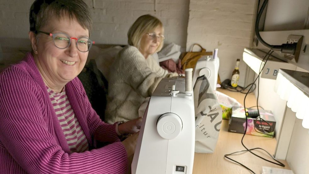 Monika Magerl (vorne) und Inge Refle sitzen an den Nähmaschinen. Sie gehören zur Banner-Bande, die sich ehrenamtlich für das Upcycling-Projekt engagiert.