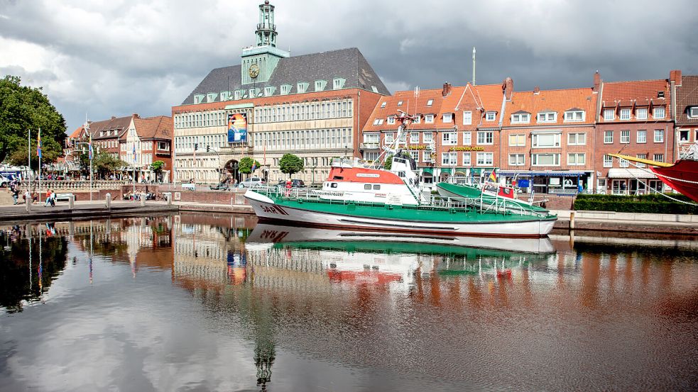 Spieglein, Spieglein ... – nicht an der Wand, sondern im Wasser: Heiter bis wolkig fällt ein Bericht der Bundesregierung zu den Lebensverhältnissen bezüglich der Stadt Emden aus. Wie steht die größte ostfriesische Stadt im Vergleich zu ähnlich großen Kreisfreien Städten da? Symbolfoto: Hauke-Christian Dittrich/dpa