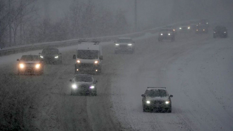 Auf den Straßen gab es viele Beeinträchtigungen. Foto: Joshua A. Bickel/AP/dpa