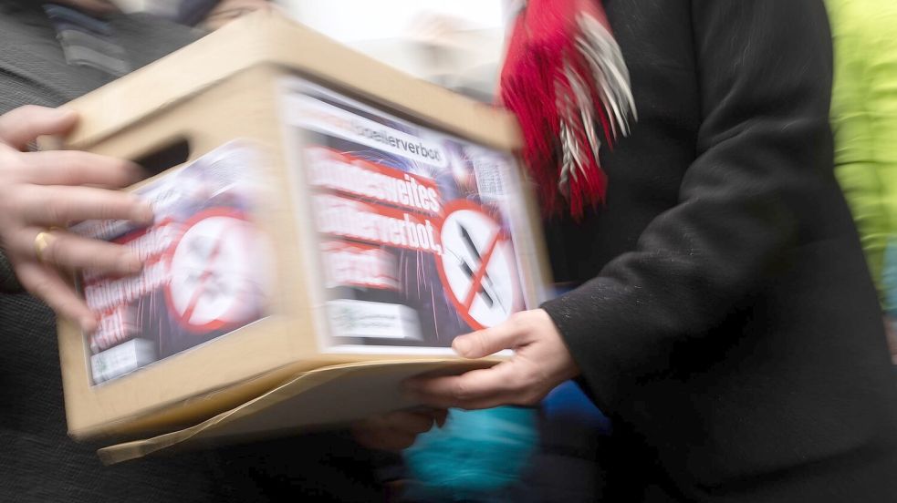 Die symbolische Kiste mit der Petition. Foto: Sebastian Christoph Gollnow/dpa