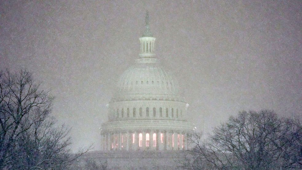 Ein Schneesturm hatte die US-Hauptstadt und das Kapitol über Nacht in Weiß gehüllt. Foto: Matt Rourke/AP/dpa