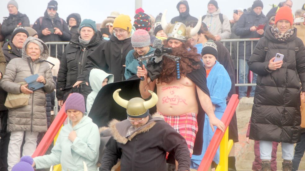 Kostümierungen gehören zum Neujahrsbaden dazu. Foto: Ferber