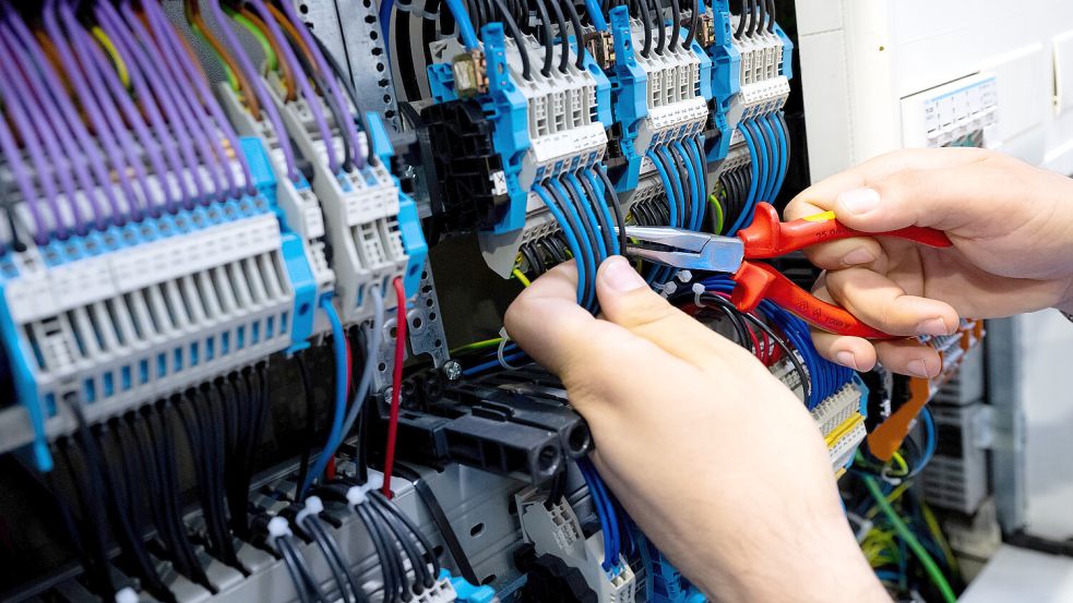 Arbeit an einem Stromkasten: Im Bereich des Elektro-Handwerks registriert die Arbeitsagentur Emden-Leer einen besonders großen Arbeitskräfte-Bedarf. Symbolfoto: Sven Hoppe/dpa