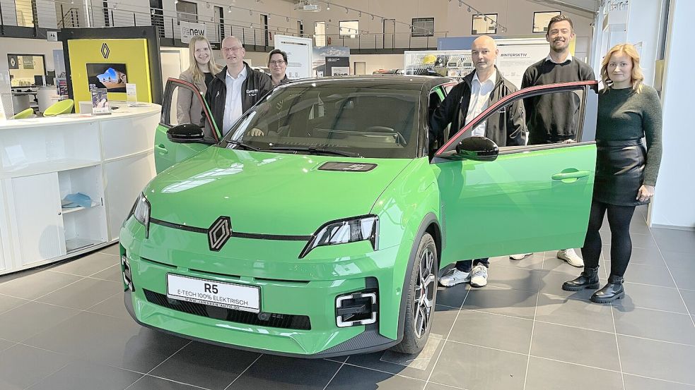 Das Renault-Team von Janssen Automobile in Aurich freut sich auf viele Besucher, die den brandneuen R 5 E-Tech kennenlernen wollen. Foto: Wittich