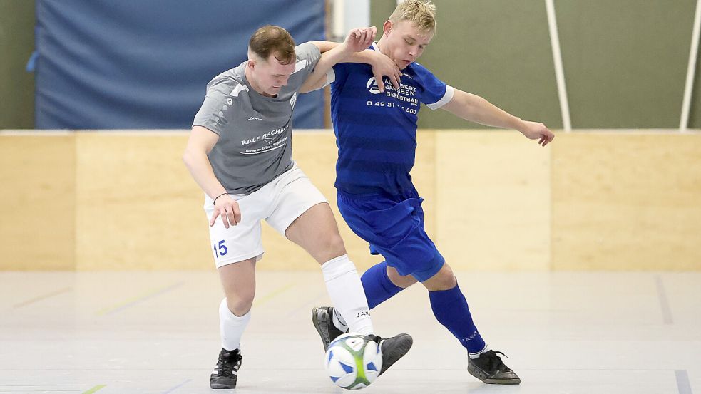 Das Borssumer Vereinsduell zwischen der ersten Mannschaft (links Eduard Majer) und der Reserve (rechts Andy Wienekamp) endete 2:2. Fotos: Doden, Emden