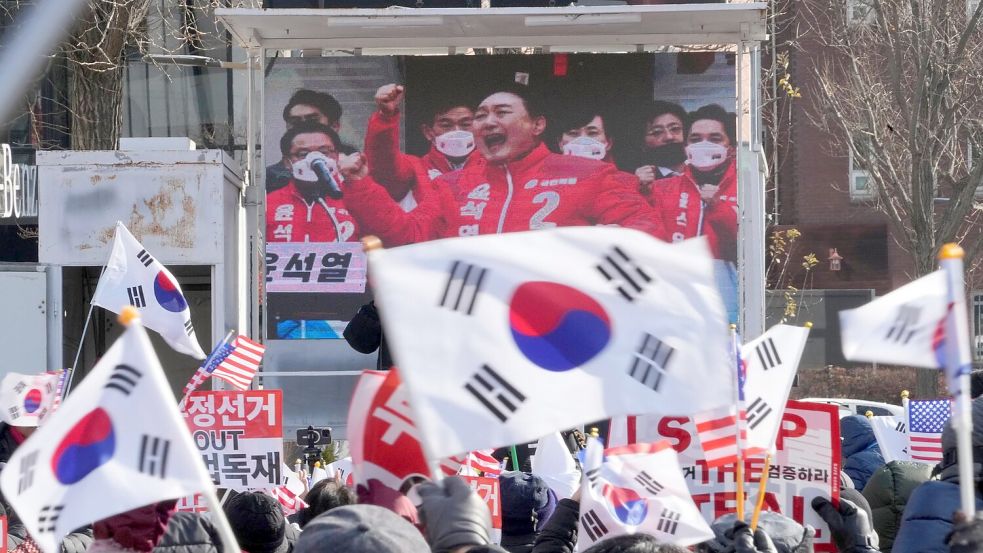 Ein Bezirksgericht in Seoul hat laut Yonhap den Haftbefehl gegen Yoon verlängert. Foto: Ahn Young-joon/AP/dpa