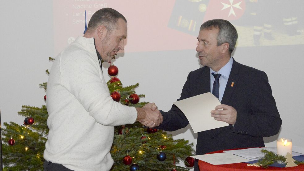 Johann Saathoff überreichte sechs Auricher Johannitern die Ehrenmedaillen Fluthilfe 2021 für ihren Einsatz im Ahrtal. Für sein Engagement wurde auch Axel Keßler (links) ausgezeichnet. Foto: privat