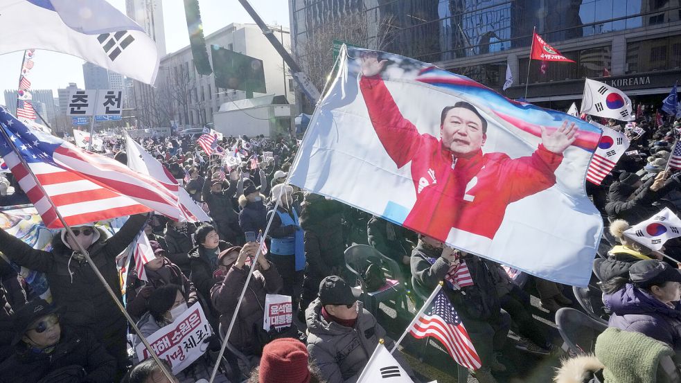 Tausende Unterstützer wollen den Rechtspopulisten Yoon schützen und an der Macht halten. Foto: dpa/Ahn Young-joon