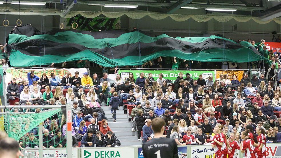 Die Anhänger des SC 13 Eichen Wiesens haben am Finaltag mächtig für Stimmung gesorgt. Doch ob das dem SC auch den Fanpokal beschert hat, steht noch nicht fest. Fotos: Doden, Emden