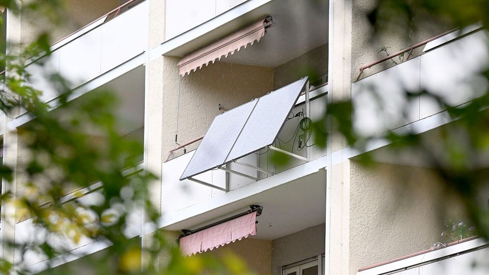 Die Zahl der Balkonkraftwerke in Deutschland hat sich vergangenes Jahr verdoppelt. (Archivbild) Foto: Bernd Weißbrod/dpa